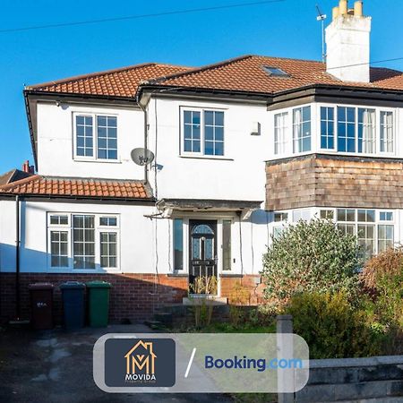 Large Modern 6 Bedroom House By Movida Property Group Short Lets & Serviced Accommodation With Games Room Leeds  Exteriör bild