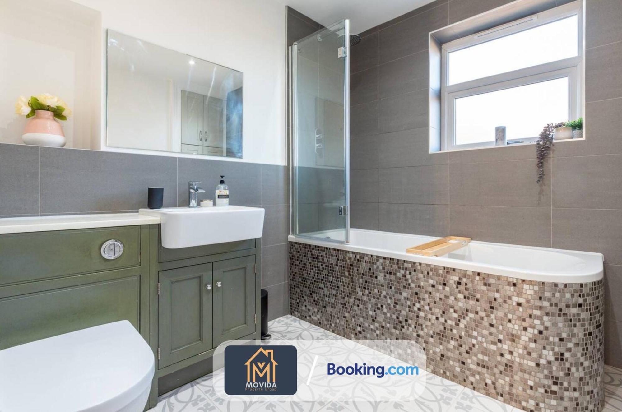 Large Modern 6 Bedroom House By Movida Property Group Short Lets & Serviced Accommodation With Games Room Leeds  Exteriör bild