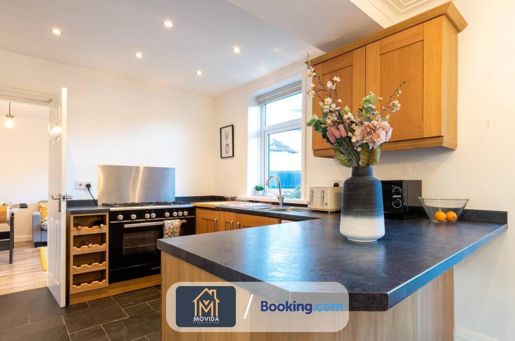 Large Modern 6 Bedroom House By Movida Property Group Short Lets & Serviced Accommodation With Games Room Leeds  Exteriör bild