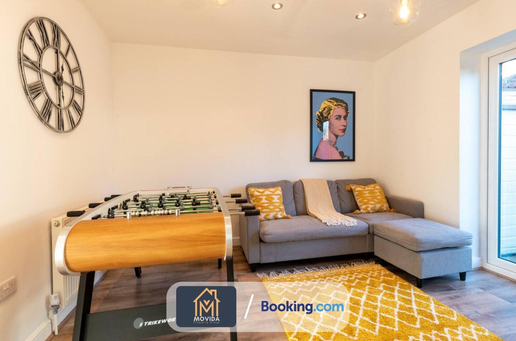 Large Modern 6 Bedroom House By Movida Property Group Short Lets & Serviced Accommodation With Games Room Leeds  Exteriör bild