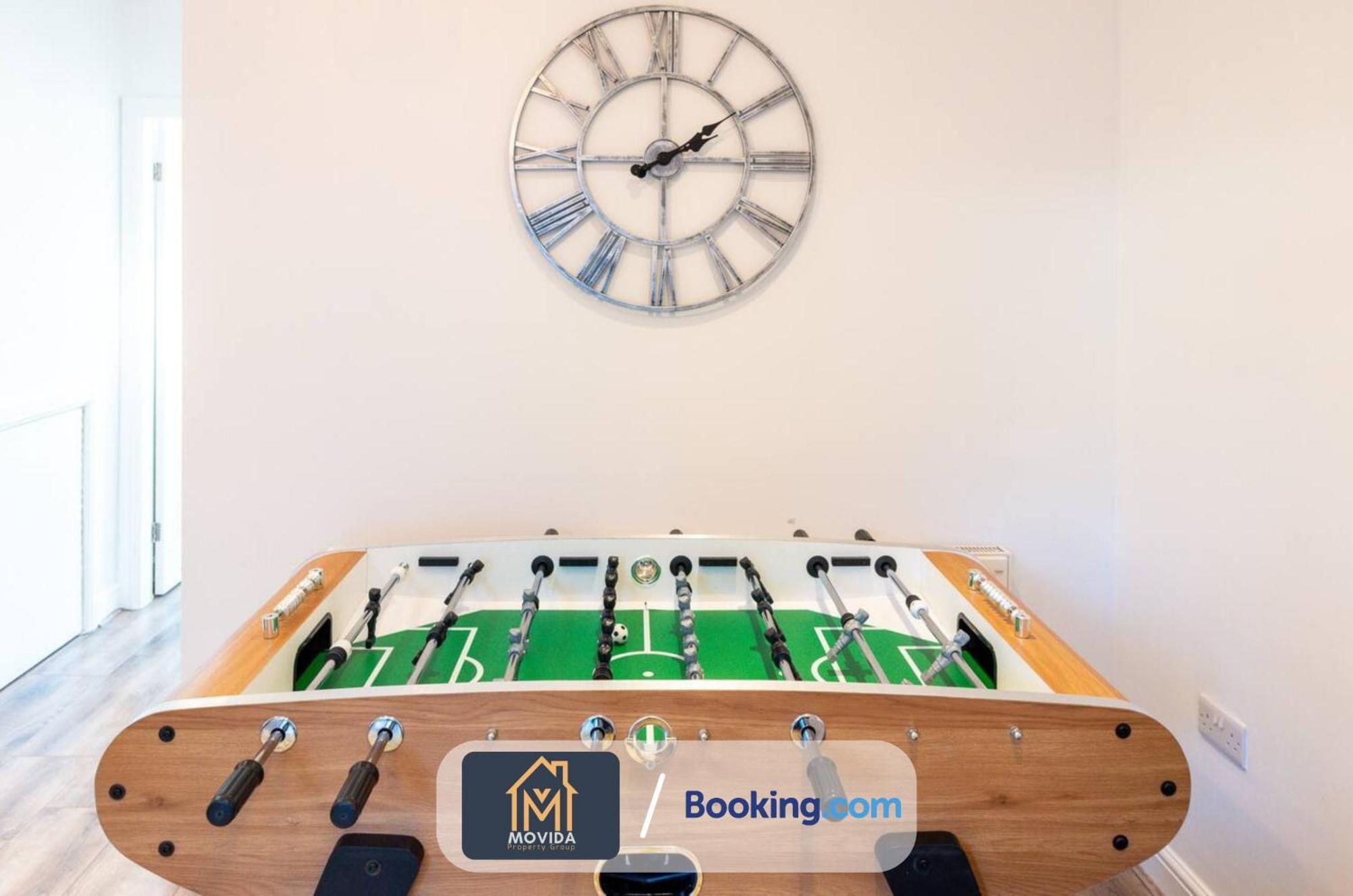Large Modern 6 Bedroom House By Movida Property Group Short Lets & Serviced Accommodation With Games Room Leeds  Exteriör bild