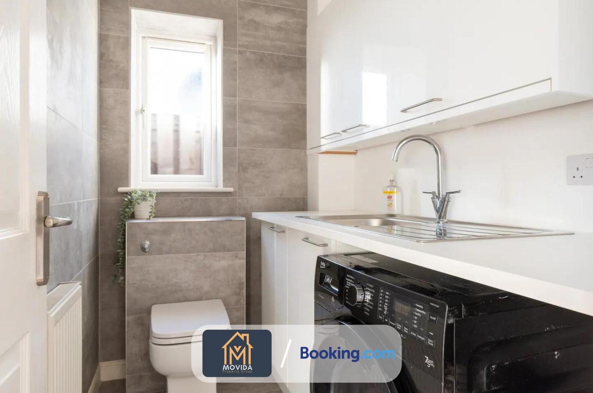 Large Modern 6 Bedroom House By Movida Property Group Short Lets & Serviced Accommodation With Games Room Leeds  Exteriör bild