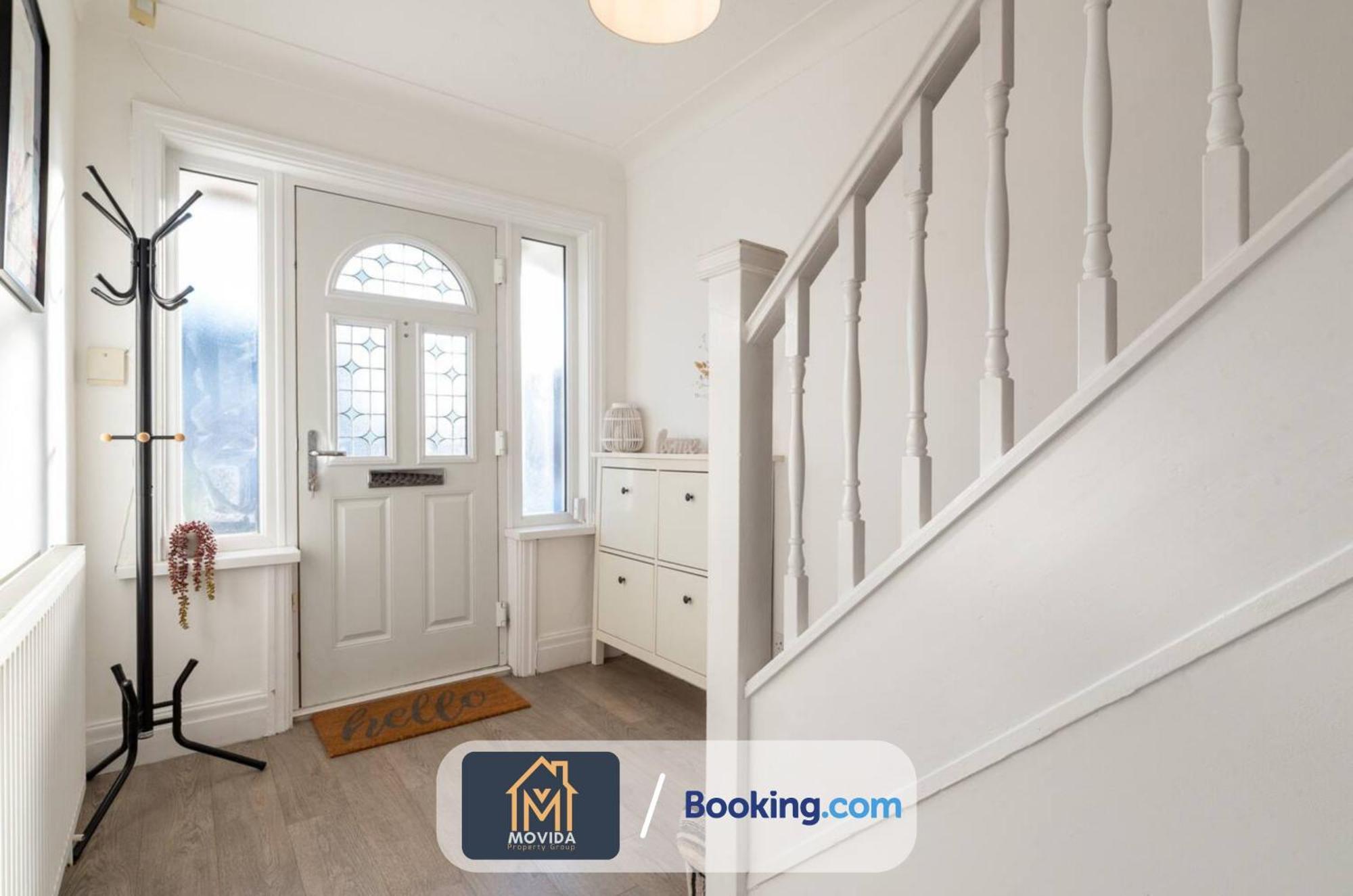 Large Modern 6 Bedroom House By Movida Property Group Short Lets & Serviced Accommodation With Games Room Leeds  Exteriör bild